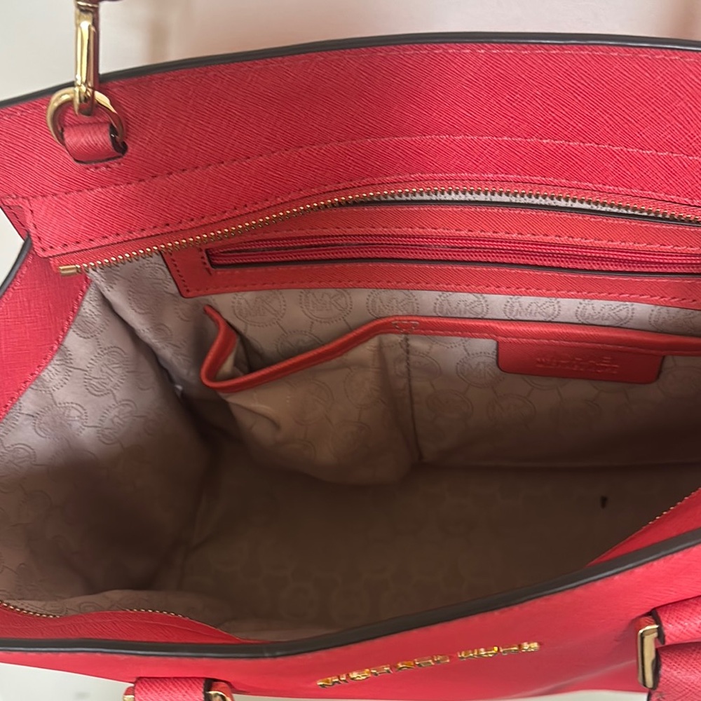 Michael Kors Red Leather Shoulder Bag with Modern Design - Picture 2 of 2